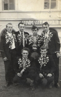 Josef Bock (první zleva), bratr pamětnice, s kamarády při odvodu na vojnu v Kloboukách, rok 1955.