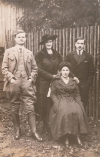 Antonín Vorlíček (dědeček Evy Vorlíčkové) po svém příchodu do Ledče nad Sázavou začal pracovat u továrníka Goldsteina. Později si v Ledči nad Sázavou otevřel svůj vlastní obuvnický závod. Více naleznete v dodatkových materiálech. 