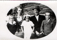 Josef Davídek (vlevo) s rodiči a sourozenci v roce 1940