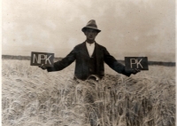 Otec Josefa Davídka při pokusech s hnojením ječmene v roce 1928