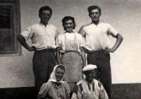 Josef Davídek (stojící vpravo) během žní v roce 1954