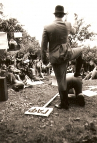 A photo from the Pepík's Garden performance in Třebíč, performed by Vladimír Líbal in the 1970s and 1980s.
