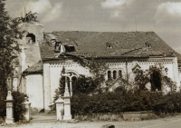 Poničený kostel v Hrabyni / 1945