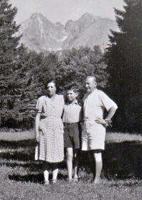 With parents in Tatranská Lomnica, 1946