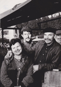 Photo from the shooting of the series Sons and Daughters of Jakub Sklář, on the left Libuše Trpišovská, Miloslav Lhoťan, Jaroslav Choutka; September 14, 1984