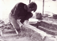 Jiří Zajíc staví táborové ohniště, 1973