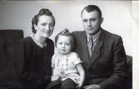 Olga Bílková, rozená Glajchová, s manželem Vladimírem a dcerou Zdeničkou, 1948