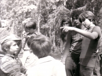 Jiří Zajíc (druhý zprava) s dětmi na táboře, 1975