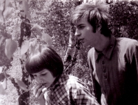 Jiří Zajíc (vpravo) na táboře, 1975