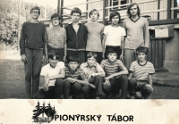 Jan Slezák (zcela vlevo dole) na pionýrském táboře, cca 1973