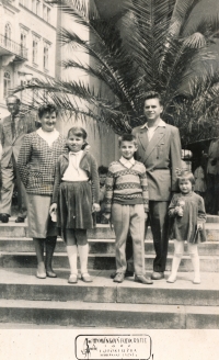 Rodina Zajícova - rodiče Malvína a Josef, děti (zleva) Iva, Jiří, Jana; cca 1962