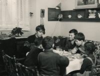 Jiří Zajíc s chlapci z oddílu, cca 1970