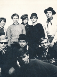 Jiří Zajíc (zcela dole vpředu) s divadelní skupinou Sonus (1969-75)