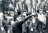 Jiří Zajíc (v popředí, ukazující) na táboře, 70. léta