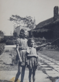 Lea (vpravo) se sestrou Olgou, 1944