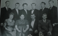 Pamätník s rodinou, tretí sprava, horný rad. 50. roky 