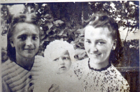 Zleva Olga Bílková s dcerou Zdeničkou a sestrou Věrou, 1944