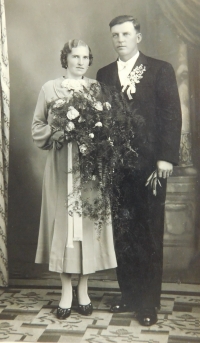 Svatební fotografie rodičů Vojtěcha a Drahomíry 