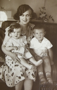 Maminka s Ernou a Jiřím, který před koncem války zahynul v pochodu smrti