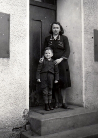 Petr Bureš s maminkou (asi r. 1954)
