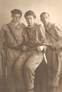 Pamětník (vlevo) jako člen sokolské revoluční gardy, Liberec, květen 1945