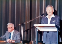 K. Hrubý (sedící) na konferenci Společnosti pro vědy a umění v Bernu v roce 1983