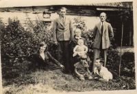 Rodina: babička Anna Kohoutková, na klíně sedí Josef Kohoutek, Květa klečí na zemi, vedle Antonín Kohoutek, nad ním tatínek Václav Lhoťan, na zemi teta Anna Lhoťanová, roz. Kohoutková, nad ní Josef Lhoťan, bratranec a manžel tety; Tasice, 1935