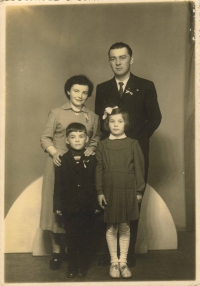 Rodina Dvořákova; Květa a Miloslav, syn Miloslav (7) a dcera Ivanka (10). Foto ze svatby sestřenice Evy Lhoťanové, Ledeč nad Sázavou, duben 1957