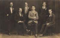 Rekruti k odvodu: zleva Karel Kohoutek, Václav Tvrdík sedící dole, František Tvrdík nahoře, Josef Viktora uprostřed, Josef Panský, sedící Antonín Viktora; 1921-1922