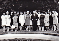 Karel Hrubý (uprostřed) se svými bývalými studenty. Setkání proběhlo po jeho propuštění z vězení (r. 1960)