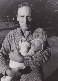 Sergej Machonin se svou malou dcerou Terezou