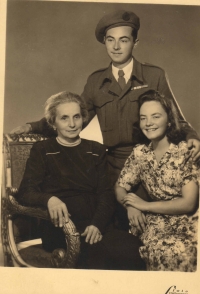 S tetou matky Annou Kohnovou a jejím synem Milanem Kohnem; foceno v Praze, po návratu Milana z války