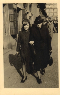 S tetou matky Annou Kohnovou na Národní třídě, v době studií v Praze, 1942