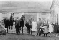 Tatínek s koňmi a rodina na statku