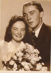 Svatební fotografie s Miloslavem Dvořákem, kostel v Bohdanči, 1. června 1947
