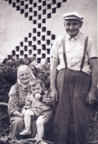 Dědeček s babičkou drží sestru