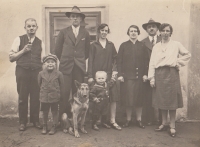 Dole bratři Rudolf a Walter (vpravo), otec Josef (vysoký muž v klobouku), vedle něho matka Marie, strýc Walter a teta Hermína (zcela vpravo), asi 1931