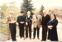 Pamätníčka(vpravo) počas pôsobenia v kňazskom domove v Pezinku 