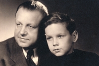 Pamětník se svým otcem Františkem Vašíčkem, začátek 50. let