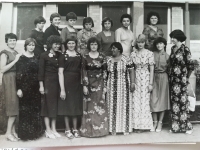 Prvá trieda, ktorú vyučovala Jarmila Krátka. Jarmila = prvá zľava v dolnom rade.