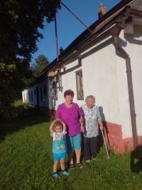 Květa Dvořáková se sestřenicí Libuší Trpišovskou a jejím pravnoučkem, červenec 2019