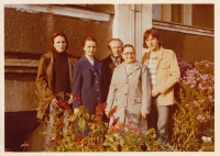 Daniel Balabán s rodiči, bratrem a babičkou z matčiny strany. Ostrava-Hrabůvka kolem roku 1972