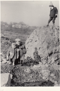 Daniel Balabán with his brother and father on a mound in Ostrava-Hrabůvka. Early 1960s