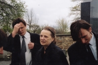 Daniel Balabán s bratrem Janem a matkou na pohřbu Daniela Balabána staršího - Sněžné na Vysočině, 2004