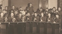 Kapela Pomocných technických praporů, pamětník uprostřed s houslemi, Postoloprty, 1952
