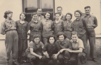 Kristina Balcarová (horní řada, čtvrtá žena zleva) se spolupracovníky od soustruhu, asi 1952