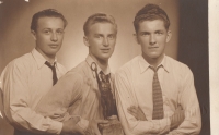 Bratr Jan Liška (vpravo), Alexandr Bělohlávek (uprostřed) v době učení (rok 1947 nebo 1948)