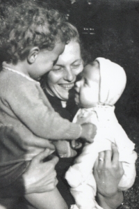 Manželka s dcerami, Jablonec, cca 1957