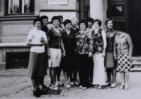 Učitelský sbor ZŠ v Chocni, 1978, (Naděžda zcela vlevo)