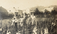 Naděžda with parents and siblings in horticulture, Brandýs n. O., 1942